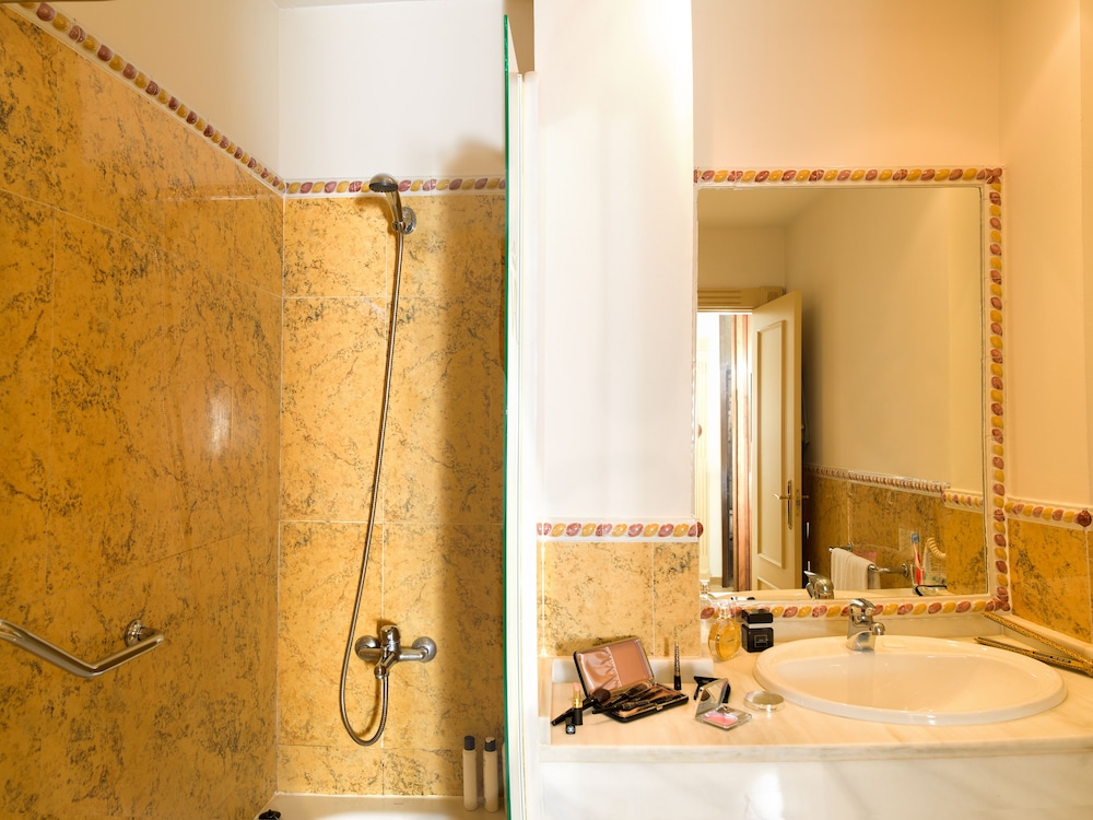 Suite - Photo 5