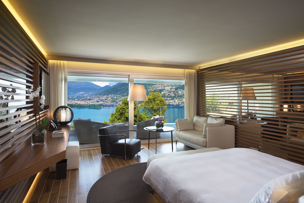 Junior Suite, 1 Queen Bed, Balcony, Lake View