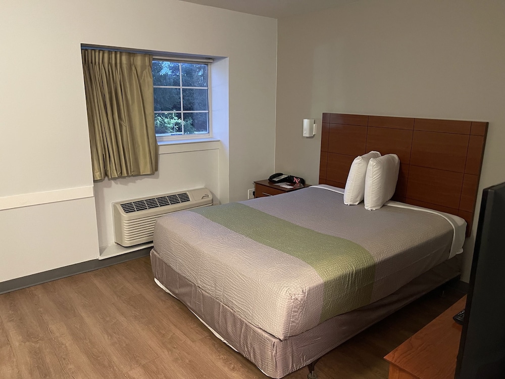Deluxe Room, 1 Queen Bed, Non Smoking, Kitchenette - Photo 3
