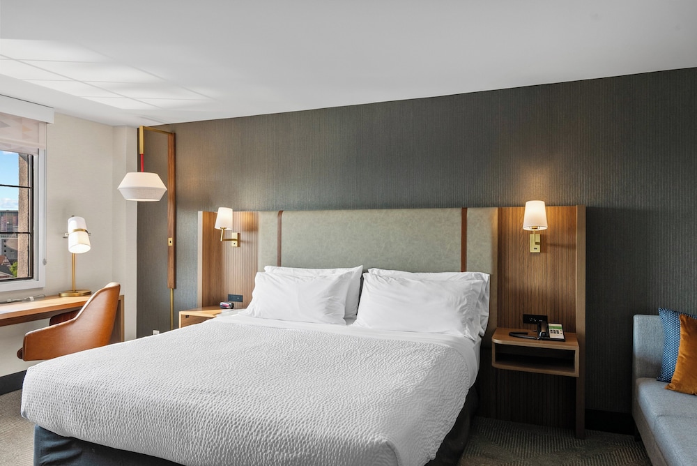 Suite, 1 King Bed (Canadian Skyline View) - Photo 4