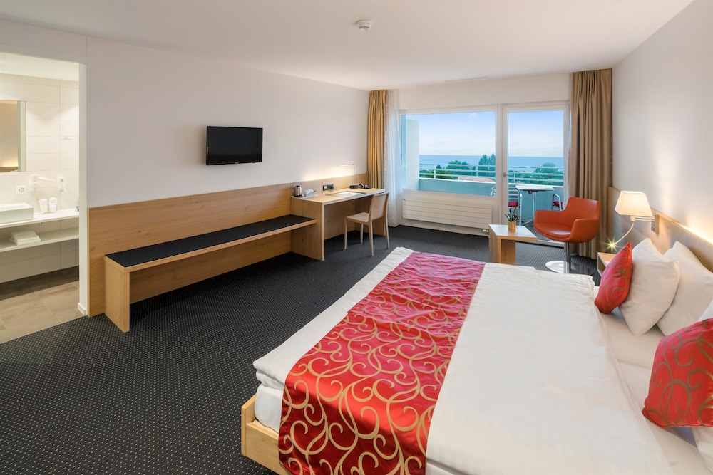 Deluxe Room, 1 Double Bed, Balcony, Lake View - Photo 1