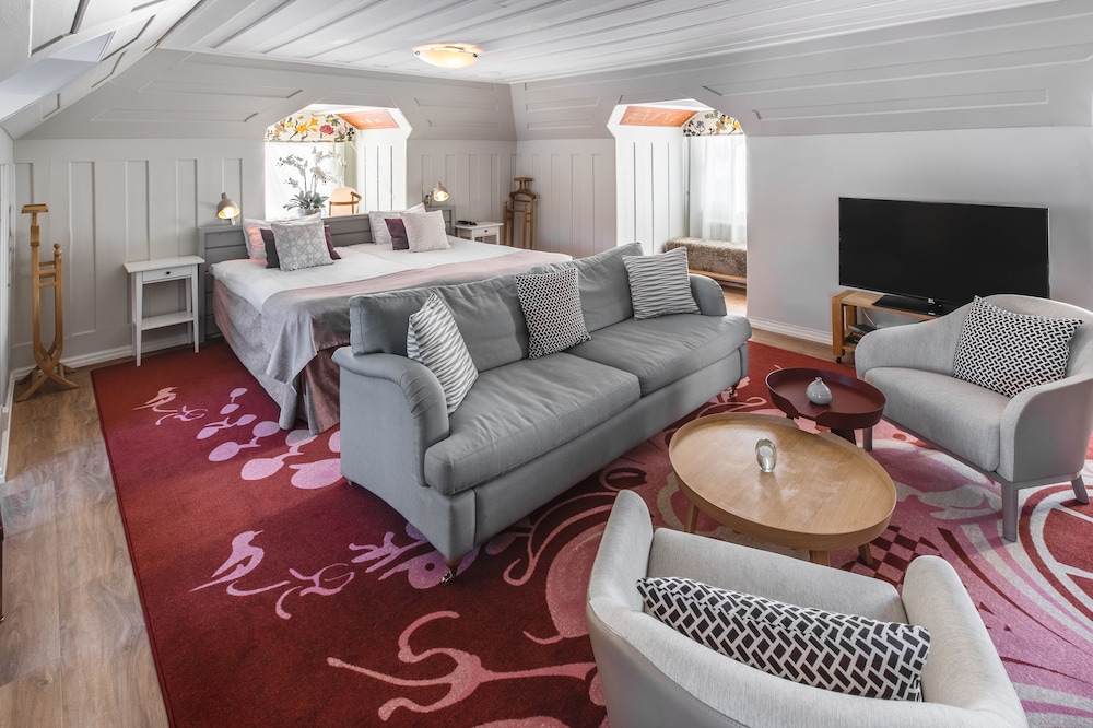 Suite, 2 Twin Beds, Jetted Tub, Sea View (with Sofabed) - Photo 2