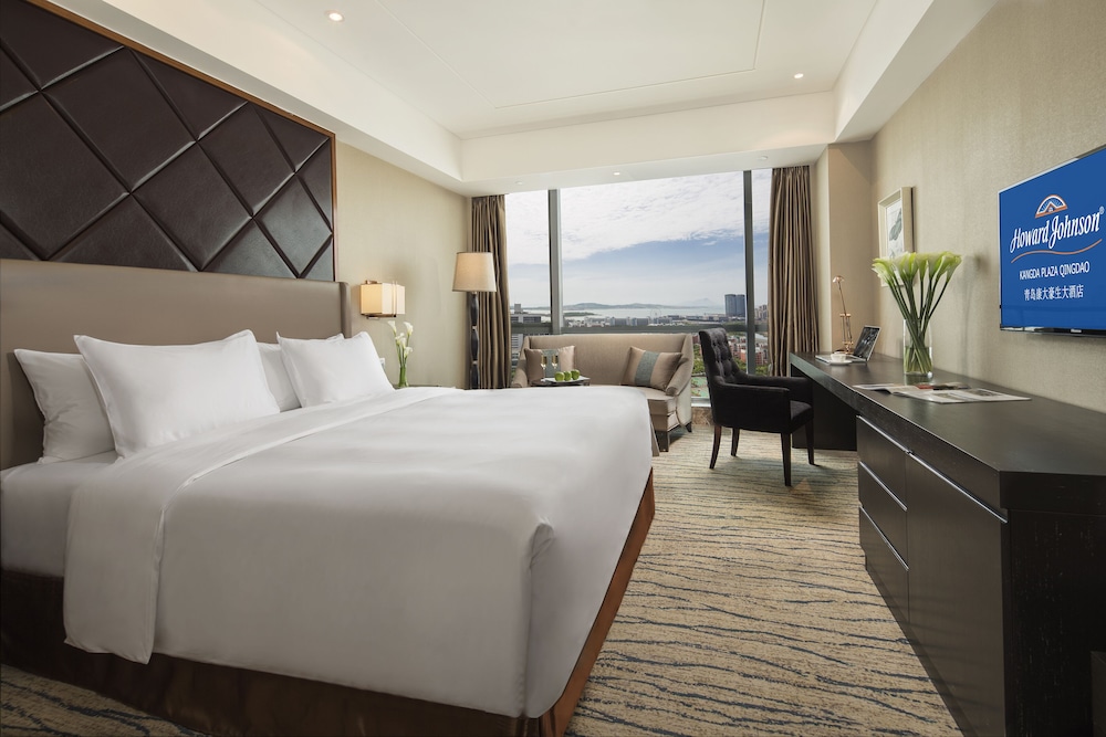 Deluxe Room, 1 King Bed, Smoking photo 3