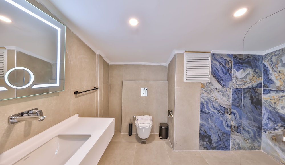 Rooftop Deluxe Room with Sea View and Jacuzzi photo 2