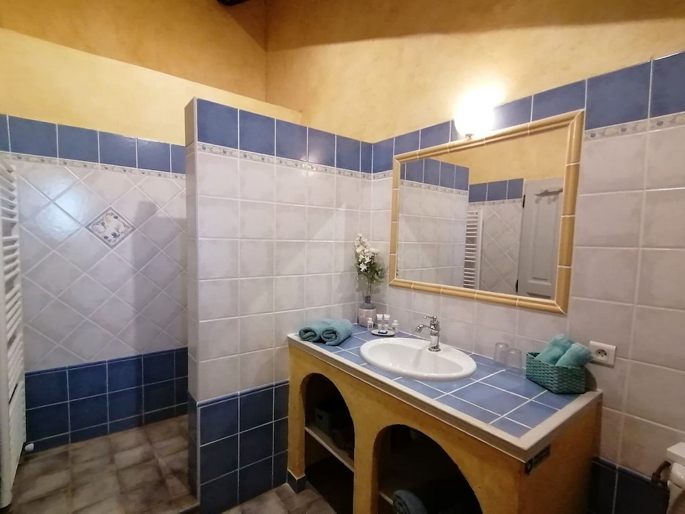 Double or Twin Room, Private Bathroom, Courtyard View photo 2