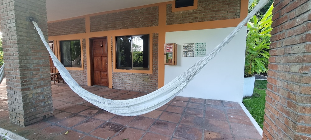 Standard Room, 1 King Bed, Garden View photo 3