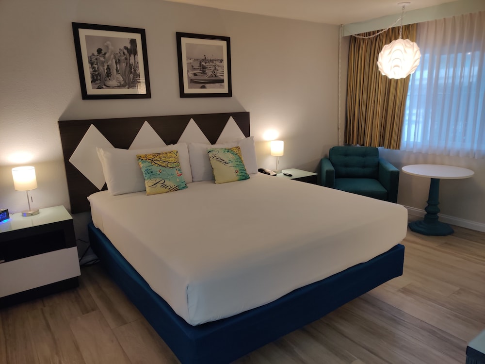 Deluxe Room, 1 King Bed, Pool View, Poolside - Photo 2