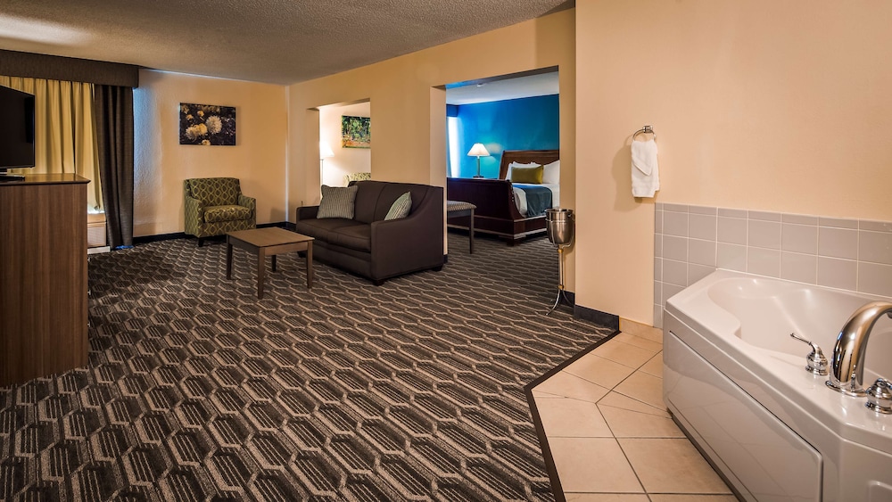 Suite, 1 King Bed, Non Smoking, Jetted Tub (Oversized Room) photo 1
