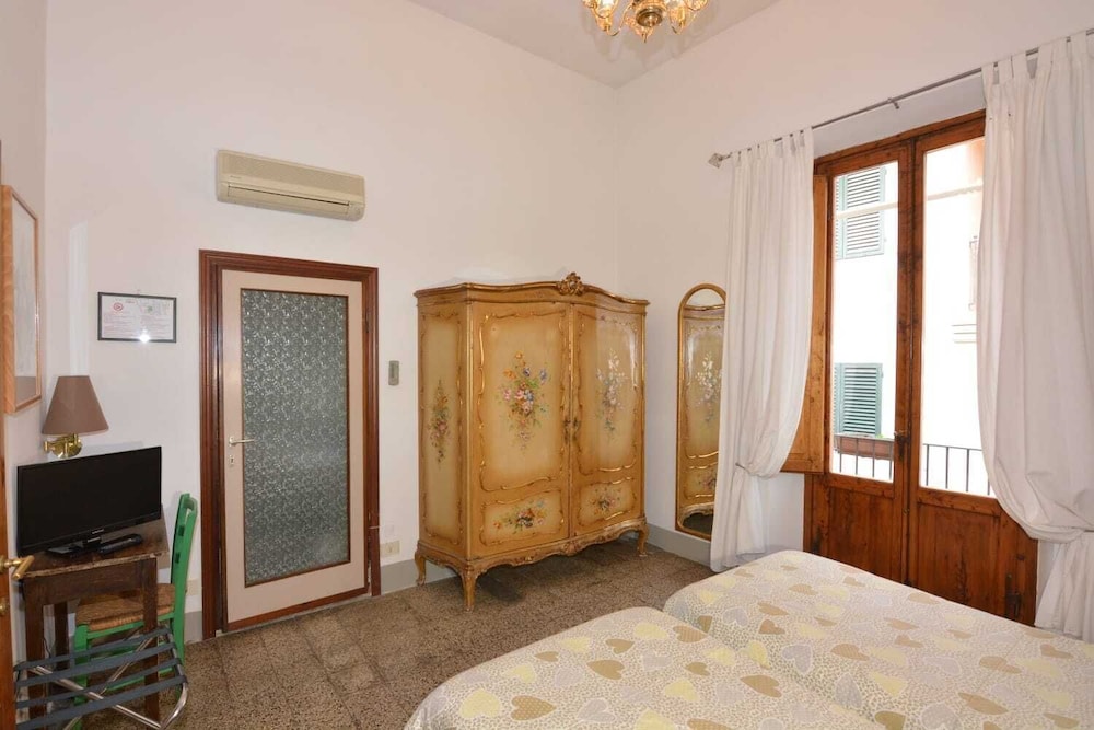Double Room - Photo 7