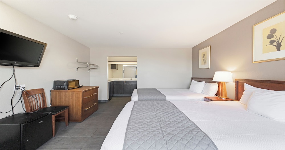 Room, 2 Queen Beds, Non Smoking - Photo 9