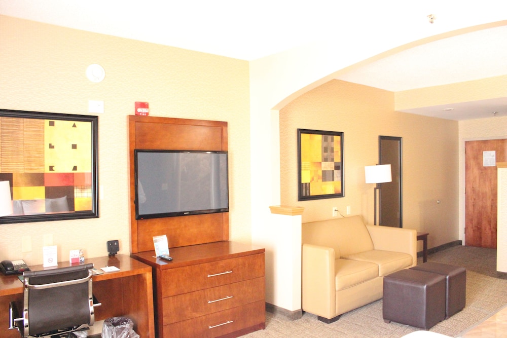 Suite, Non-Smoking, 1 King Bed with Sofa Bed - Photo 7