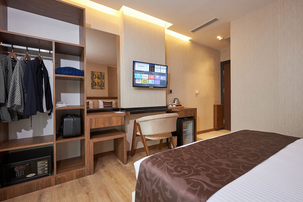 Deluxe Room, Jetted Tub - Photo 3