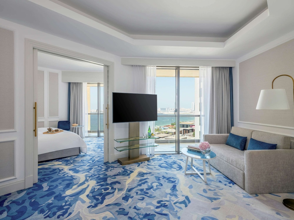 Junior Suite, 1 King Bed, Club Lounge Access, Partial Sea View