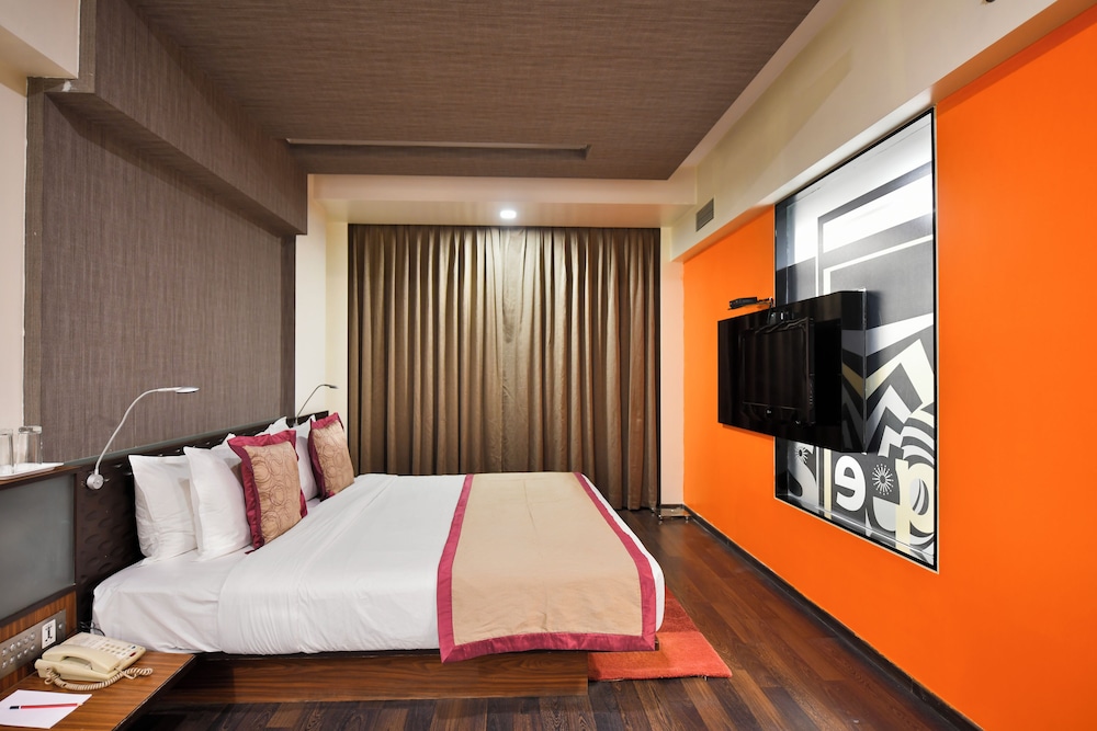 Premium Double Room, 1 King Bed - Photo 1