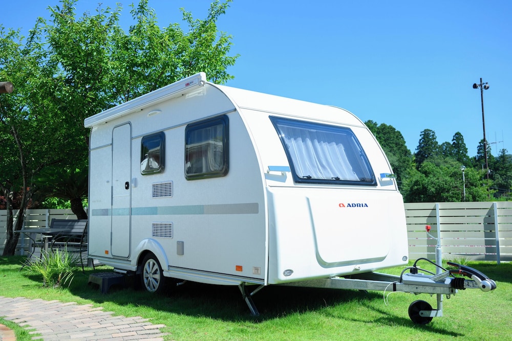 Trailer building photo 1