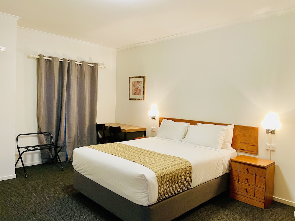 Standard Room, 1 Queen Bed, Non Smoking - Photo 3