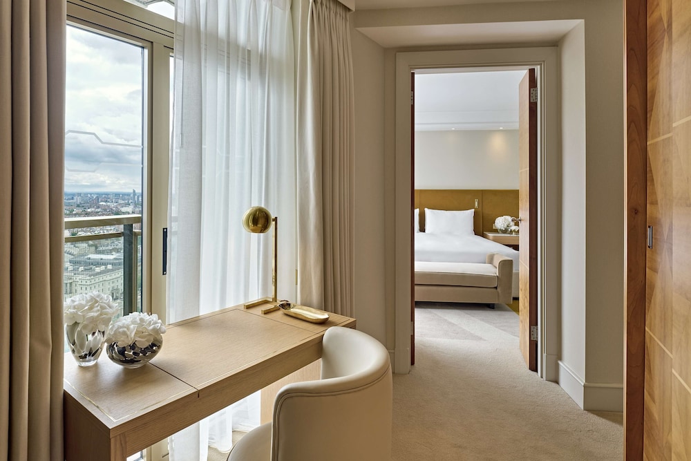 Suite, 1 King Bed, Club Lounge Access (Newly Refurbed Oxford Suite)
