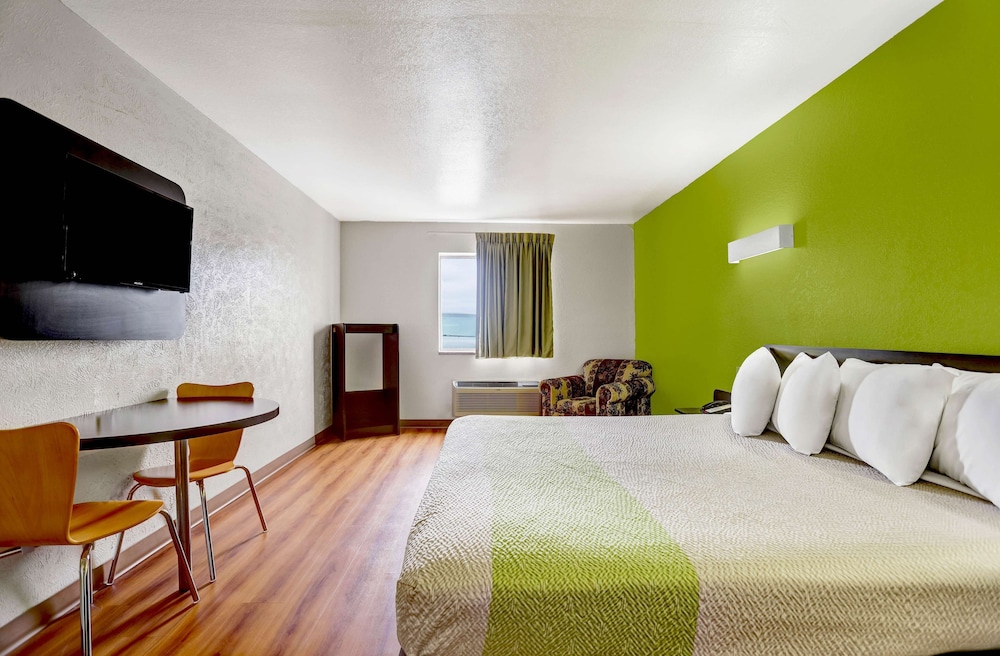 Deluxe Room, 1 King Bed, Non Smoking, Refrigerator & Microwave - Photo 2