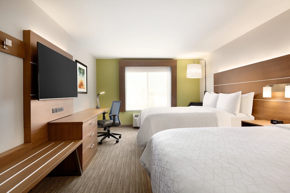 Standard Room, 2 Queen Beds - Photo 7