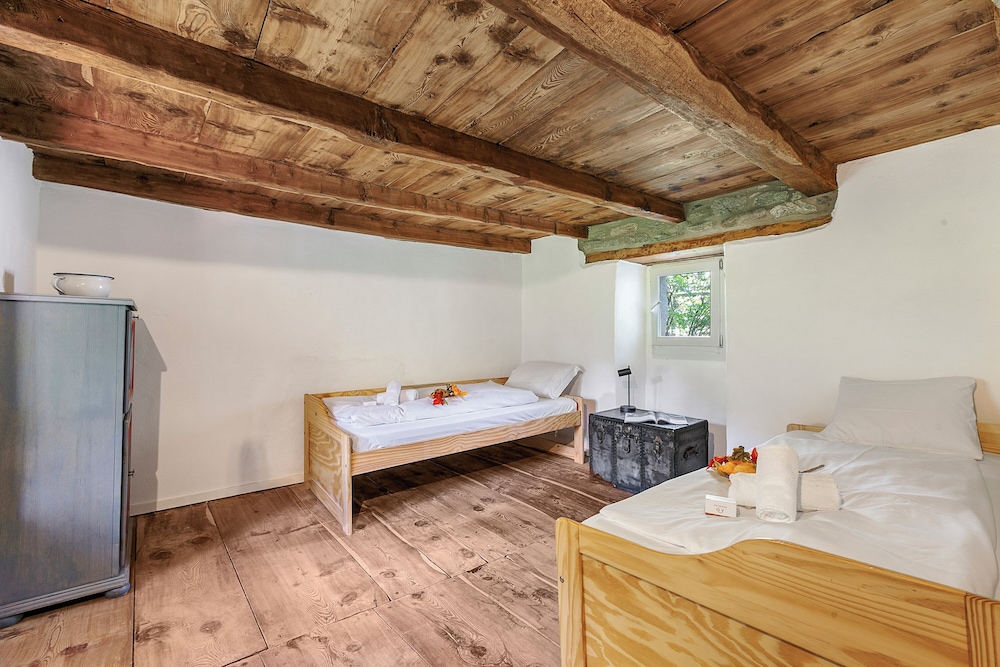 Family Chalet, Multiple Bedrooms, Mountainside (Casa Kaia Verzasca)