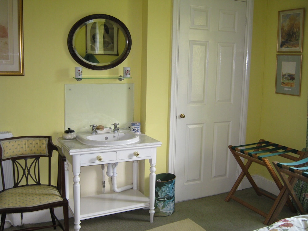 Double Room, Private Bathroom (The Yellow Room) photo 3