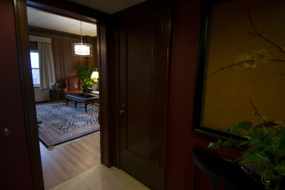 Governor's Suite photo 3