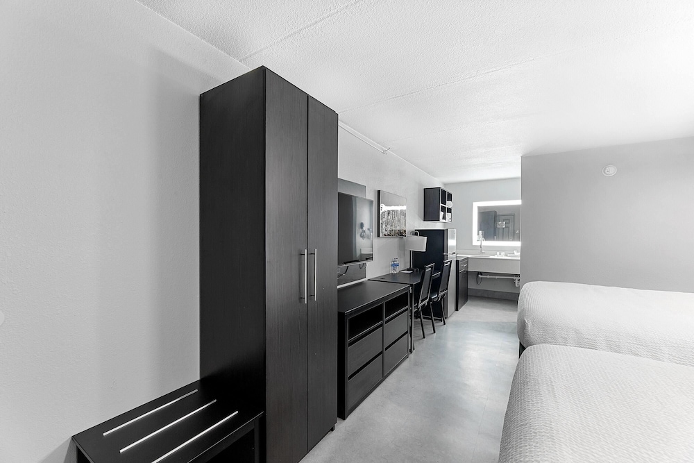 Suite, Multiple Beds, Non Smoking - Photo 2