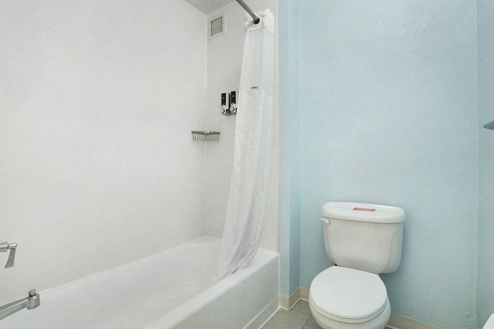 Suite, 2 Bedrooms, Kitchen (with Two King Beds) - Photo 6