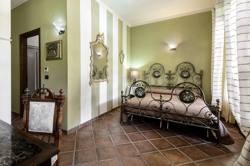 Double Room, 1 Queen Bed photo 1