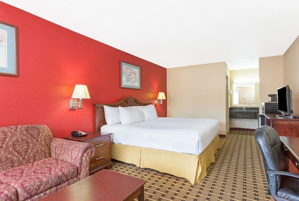 Suite, 1 King Bed, Non Smoking - Photo 5