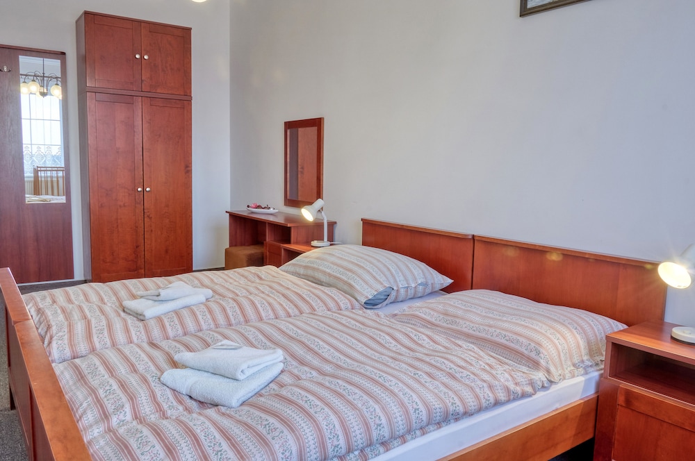 Classic Quadruple Room, 2 Queen Beds, Non Smoking photo 1