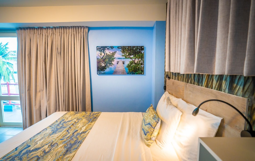 Deluxe Triple Room, Partial Ocean View photo 2