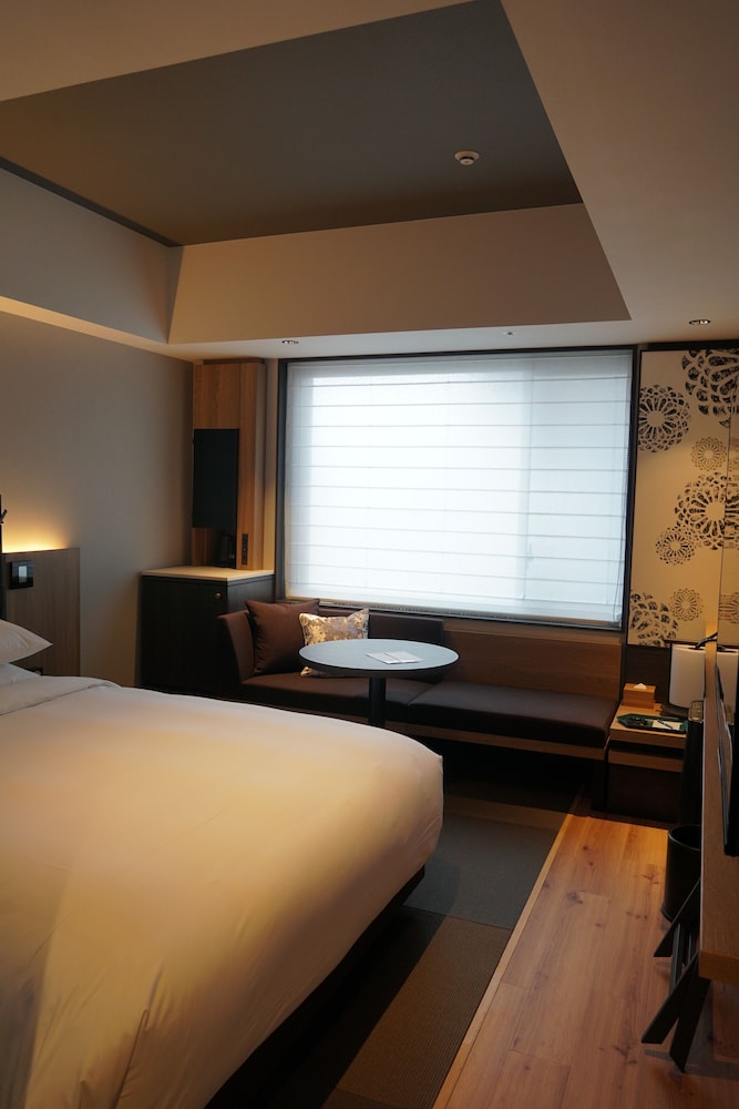 Room, 1 Queen Bed, Bathtub - Photo 3