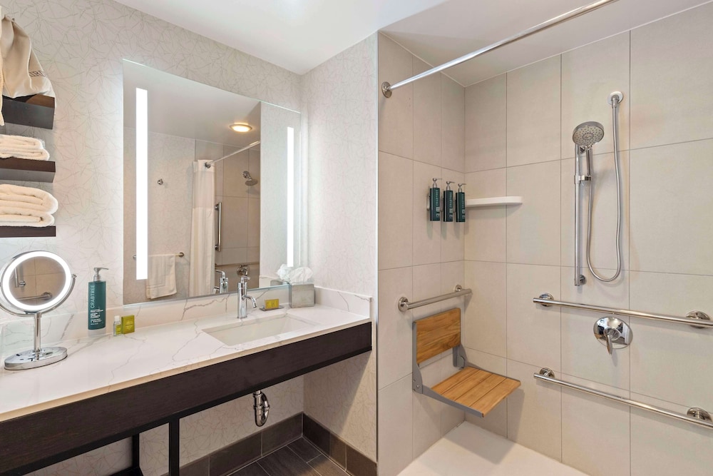 Room, 2 Queen Beds, Accessible (Mobility & Hearing, Roll-In Shower) photo 2