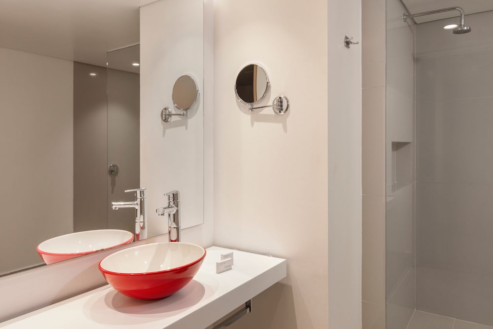 Suite, 1 Bedroom - Photo 8