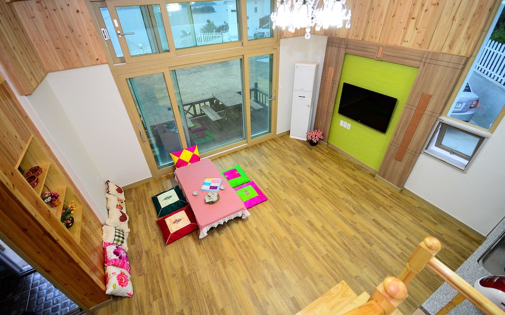 Sun 101 (5 Guests Rates, Extra Person Charge on spot - 1-13yr 10,000KRW, 14yr above 20,000KRW pp) photo 1