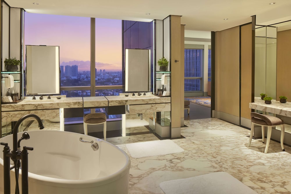 Suite, 1 King Bed - Photo 4