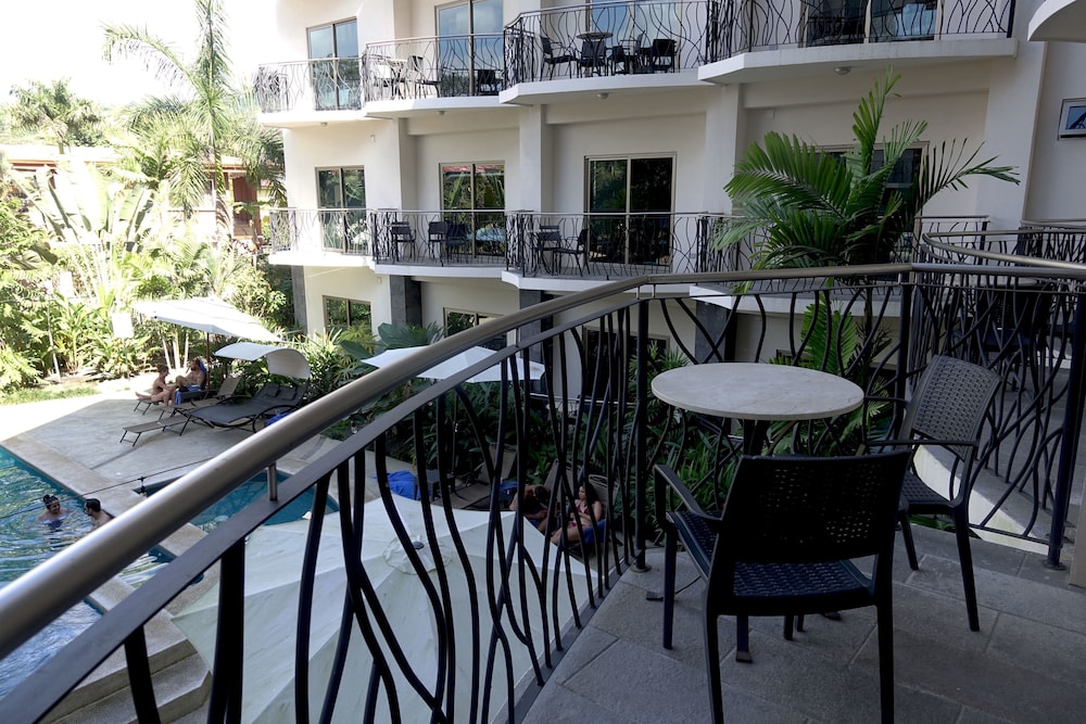 Queen Deluxe with Balcony photo 3