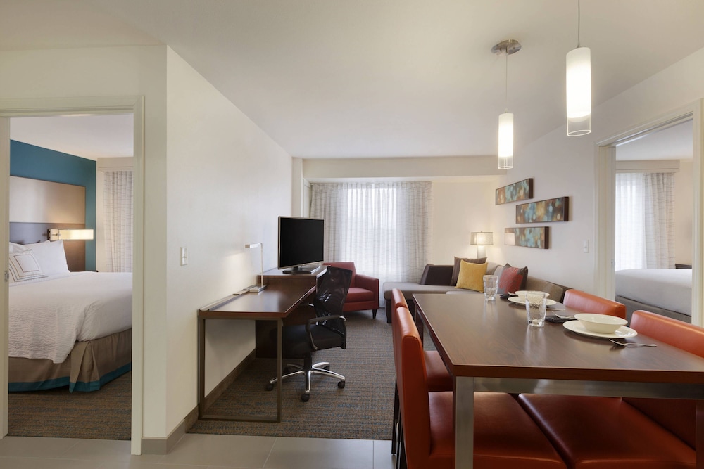 Suite, 2 Bedrooms (Mobility/Hearing Access, Roll-In Shwr) photo 1