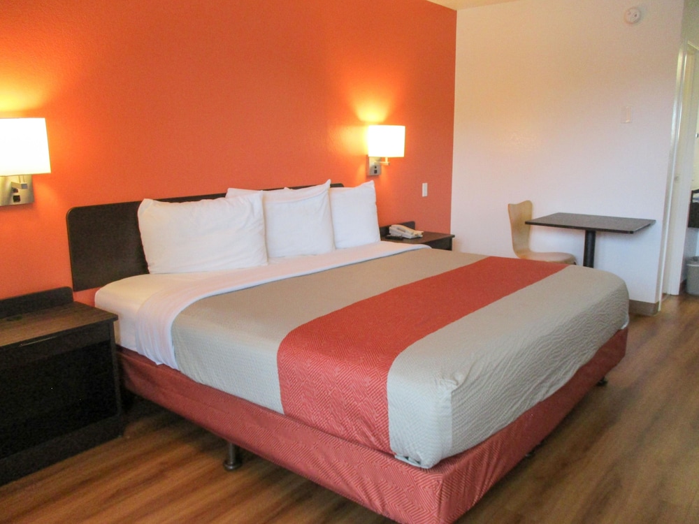 Standard Room, 1 King Bed, Accessible, Non Smoking - Photo 2
