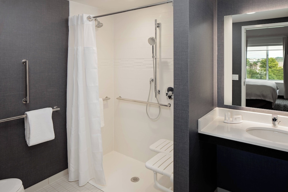 Suite, 2 Bedrooms (Mobility Accessible, Roll-in Shower)