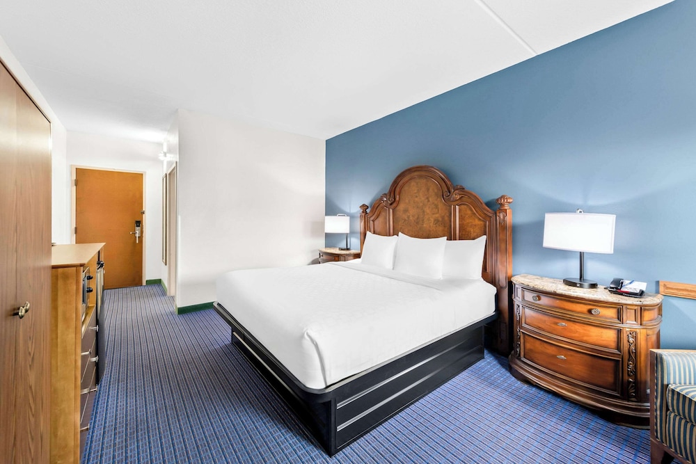 Room, 1 King Bed, Accessible, Non Smoking - Photo 3