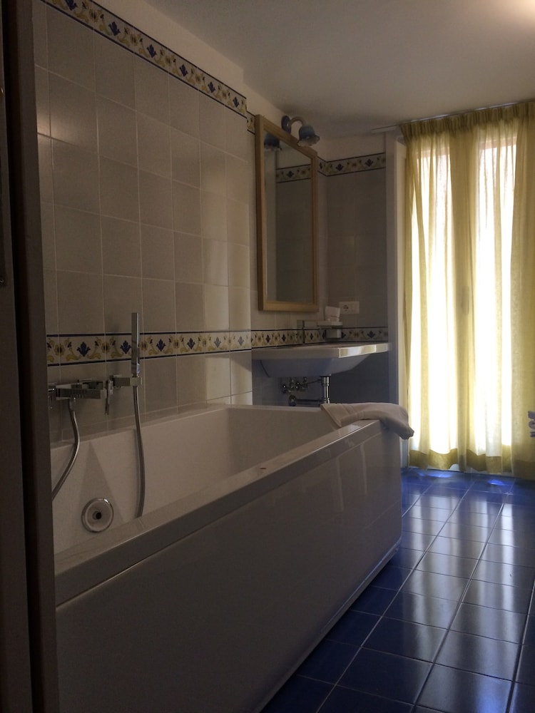 Comfort Room, 1 King Bed, Hot Tub, City View photo 2