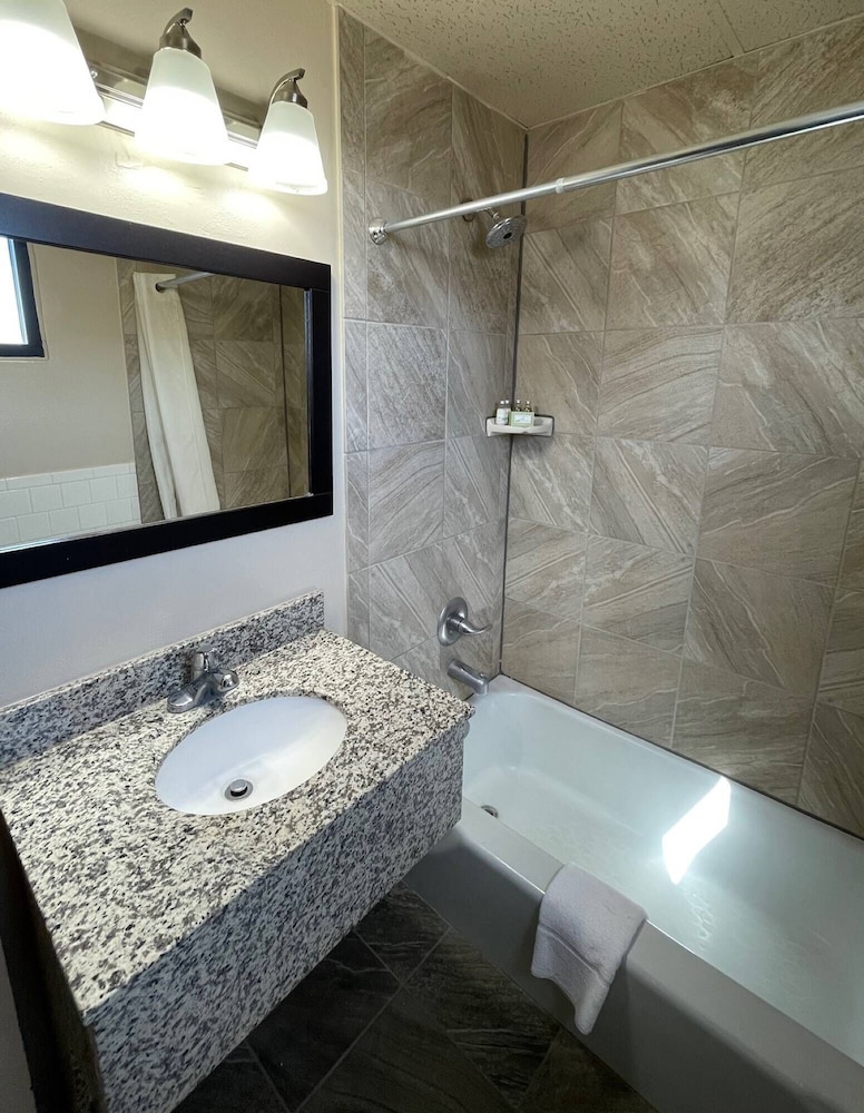 Room, 2 Queen Beds, Non Smoking (Pet-friendly) - Photo 8