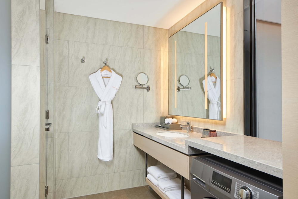 Premier Room, 1 King Bed, City View photo 3