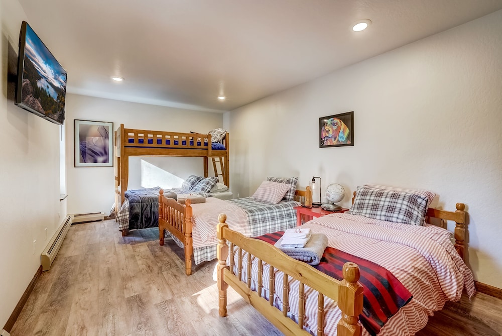 House, Multiple Beds, Fireplace, Mountain View (Singing Pines) photo 1