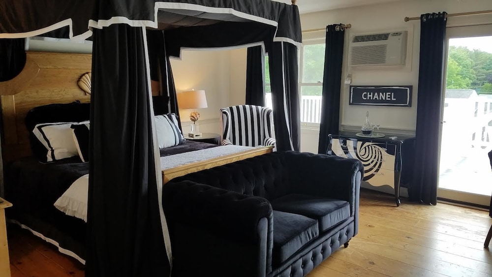 Deluxe Room, 1 King Bed, Porch photo 1