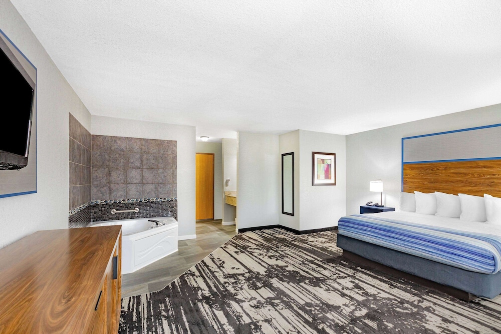 Suite, 1 King Bed, Non Smoking - Photo 1
