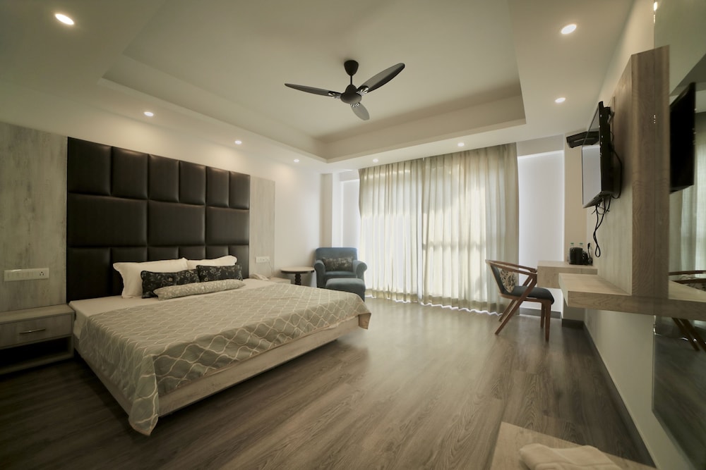 Executive Room - Photo 8