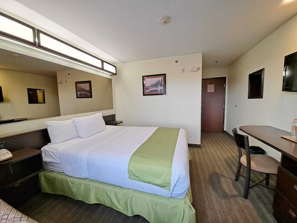 Standard Room, 1 Queen Bed - Photo 1